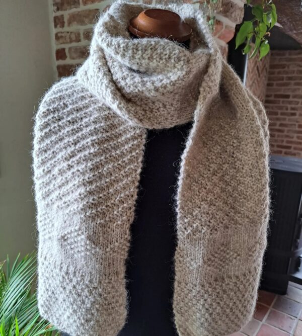 Zia Maria - Leonie sjaal met reliëfsteken in de Lalouknits Fluff (NL)