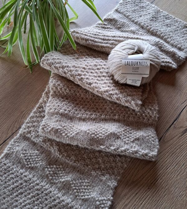Zia Maria - Leonie sjaal met reliëfsteken in de Lalouknits Fluff (NL) - Afbeelding 5